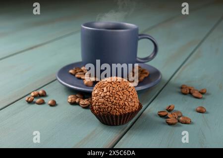 Brasilianischer Fudge Ball, traditionelles brasilianisches Süßes, neben Tasse und Kaffeebohnen 8. Stockfoto