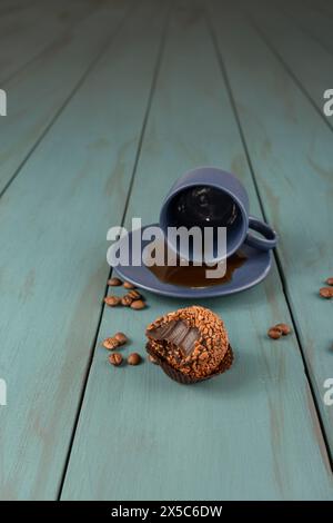 Brasilianischer Fudge Ball, traditionelles brasilianisches Süßes, neben Tasse und Kaffeebohnen 14. Stockfoto