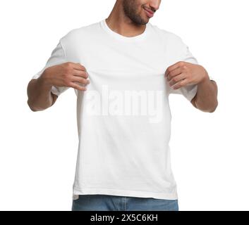 Mann mit T-Shirt auf weißem Hintergrund, Nahaufnahme Stockfoto