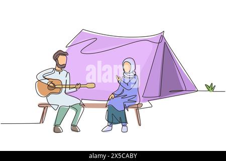 Einzelne durchgehende Linie zeichnet arabisches Paar touristisches Camping. Wohnmobil sitzt am Lagerfeuer neben dem Zeltlager, Mann spielt Gitarre, die Leute genießen na Stock Vektor