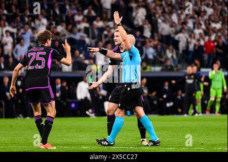 Madrid, Spanien. Mai 2024. Szymon Marciniak, Schiedsrichter des Santiago Bernabéu Stadions, Gesten beim Halbfinalspiel der UEFA Champions League zwischen Real Madrid und Bayern München im Santiago Bernabéu Stadion in Madrid, Spanien (Eurasia Sport Images/Sports Press Photo/SPP) Credit: SPP Sport Press Photo. /Alamy Live News Stockfoto