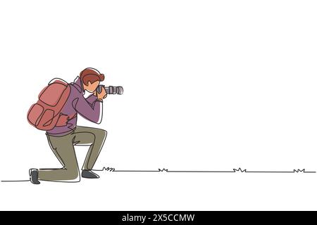 Durchgehende einzeilige Zeichnung kniender Mann Fotograf mit Teleobjektiv und Rucksack. Touristen machen Naturfotografien und Fotografieren in authentischer Situation Stock Vektor