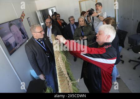 KIEW REGION, UKRAINE - 08. MAI 2024 - Mitglieder einer ausländischen Delegation besuchen eine modulare Stadt im Rahmen des Internationalen Gipfels der Städte und Regionen, Borodianka, Region Kiew, nördliche Ukraine Stockfoto