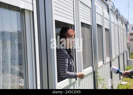 KIEW REGION, UKRAINE - 08. MAI 2024 - Ein Bewohner einer modularen Stadt besuchte eine ausländische Delegation im Rahmen des Internationalen Gipfels der Städte und Regionen, Borodianka, Region Kiew, nördliche Ukraine Stockfoto