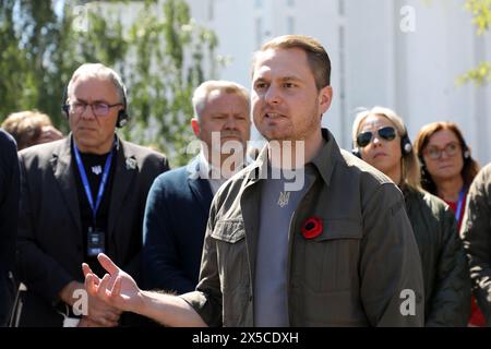 KIEW REGION, UKRAINE - 08. MAI 2024 - Mitglieder einer ausländischen Delegation besuchen Bucha im Rahmen des Internationalen Gipfels der Städte und Regionen, Bucha, Kiew Region, Nord-Ukraine Stockfoto