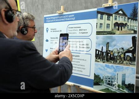 KIEW REGION, UKRAINE - 08. MAI 2024 - Mitglieder einer ausländischen Delegation besuchen Borodianka im Rahmen des Internationalen Gipfels der Städte und Regionen, außerhalb eines durch russischen Beschuss beschädigten Wohngebäudes, Borodianka, Kiew Region, Nord-Ukraine Stockfoto