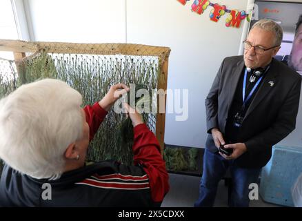 KIEW REGION, UKRAINE - 08. MAI 2024 - Mitglied einer ausländischen Delegation, die Borodianka im Rahmen des Internationalen Gipfels der Städte und Regionen besucht hat, Borodianka, Region Kiew, nördliche Ukraine Stockfoto