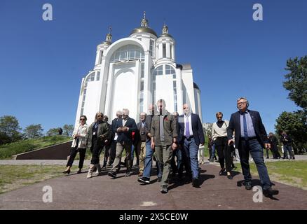 KIEW REGION, UKRAINE - 08. MAI 2024 - Mitglieder einer ausländischen Delegation besuchen die Kirche des Heiligen Apostels Andreas des Erstgerufenen und Allerheiligen, Bucha, Kiew Region, Nord-Ukraine Stockfoto