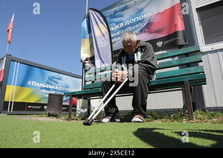 KIEW REGION, UKRAINE - 08. MAI 2024 - Ein Bewohner einer modularen Stadt besuchte eine ausländische Delegation im Rahmen des Internationalen Gipfels der Städte und Regionen, Borodianka, Region Kiew, nördliche Ukraine Stockfoto