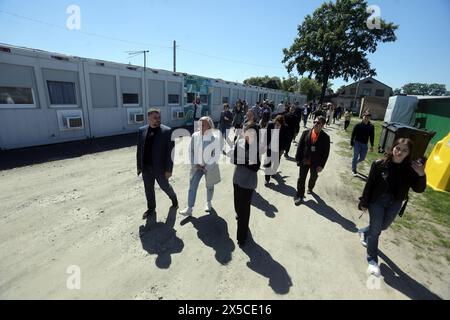 KIEW REGION, UKRAINE - 08. MAI 2024 - Mitglieder einer ausländischen Delegation besuchen eine modulare Stadt im Rahmen des Internationalen Gipfels der Städte und Regionen, Borodianka, Region Kiew, nördliche Ukraine Stockfoto