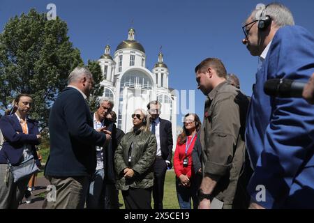 KIEW REGION, UKRAINE - 08. MAI 2024 - Mitglieder einer ausländischen Delegation besuchen die Kirche des Heiligen Apostels Andreas des Erstgerufenen und Allerheiligen, Bucha, Kiew Region, Nord-Ukraine Stockfoto