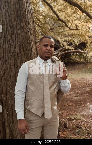 Lateinischer Mann mit goldenem Anzug und Krawatte. Amerikanisches Flachporträt in der Herbstsaison. Stockfoto