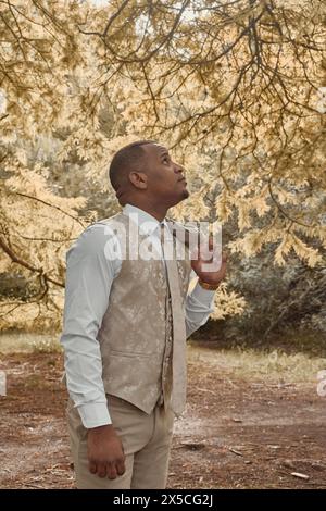 Lateinischer Mann im Profil, der nach links schaut, Bild einer Person in Anzug und Krawatte. Herbstsaison Stockfoto