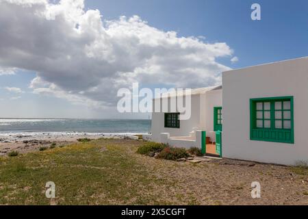 Haus am Strand von Playa Honda, Lanzarote, Kanarischen Inseln, Spanien Stockfoto