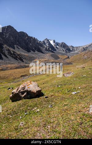 Wanderer im Hochtal, Keldike Valley auf dem Weg zum Ala Kul Pass, Tien Shan Berge, Kirgisistan Stockfoto