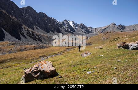 Wanderer im Hochtal, Keldike Valley auf dem Weg zum Ala Kul Pass, Tien Shan Berge, Kirgisistan Stockfoto