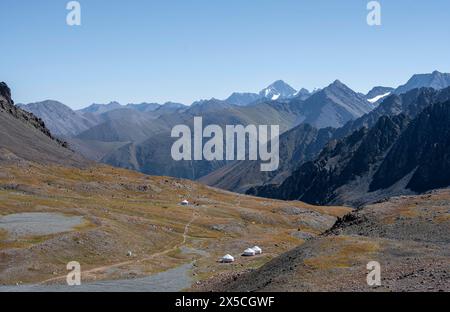 Jurten im Hochland, Keldike Valley auf dem Weg zum Ala Kul Pass, Tien Shan Berge, Kirgisistan Stockfoto