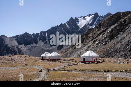 Jurten im Hochtal, Keldike Valley auf dem Weg zum Ala Kul Pass, Tien Shan Berge, Kirgisistan Stockfoto