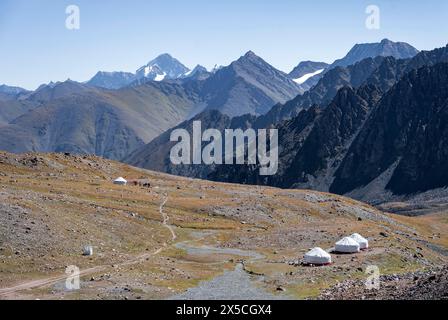 Jurten im Hochtal, Keldike Valley auf dem Weg zum Ala Kul Pass, Tien Shan Berge, Kirgisistan Stockfoto