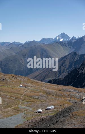 Jurten im Hochtal, Keldike Valley auf dem Weg zum Ala Kul Pass, Tien Shan Berge, Kirgisistan Stockfoto