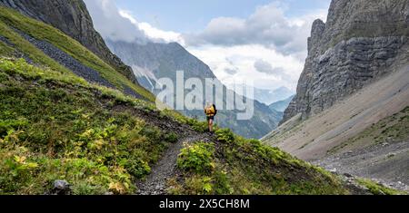 Wanderer auf dem Karnischen Höhenweg, Karnischen Alpen, Karnischen Alpen Hauptkamm, Österreich Stockfoto