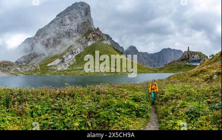 Wolayersee und Wolayerseehuette, Wanderer auf dem Karnischen Höhenweg, Karnischen Alpen, Karnischen Alpenhauptkamm, Österreich Stockfoto