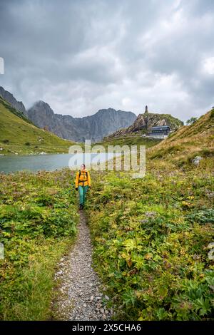 Wolayersee und Wolayerseehuette, Wanderer auf dem Karnischen Höhenweg, Karnischen Alpen, Karnischen Alpenhauptkamm, Österreich Stockfoto