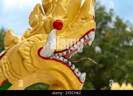 Naga auf den Stufen des Tempels Wat Ho Pha Bang, Königspalast, Luang Prabang, Laos Stockfoto