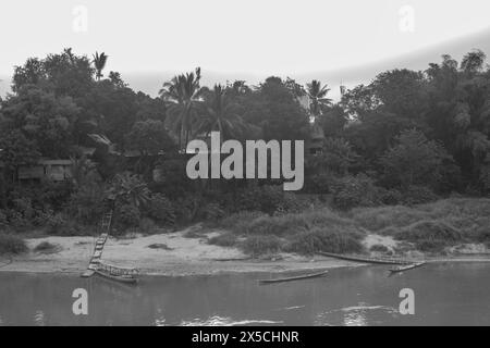 Ufer des kam Khan Flusses, Luang Prabang, Laos Stockfoto