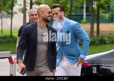 Bukarest, Rumänien. 8. Mai 2024: Andrew Tate (L) und sein Bruder Tristan Tate (R) kommen am Bukarester Hof an. Quelle: Lucian Alecu/Alamy Live News Stockfoto