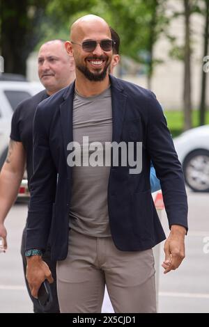 Bukarest, Rumänien. 8. Mai 2024: Andrew Tate und sein Bruder Tristan Tate (nicht im Bild) kommen am Bukarester Hof an. Quelle: Lucian Alecu/Alamy Live News Stockfoto