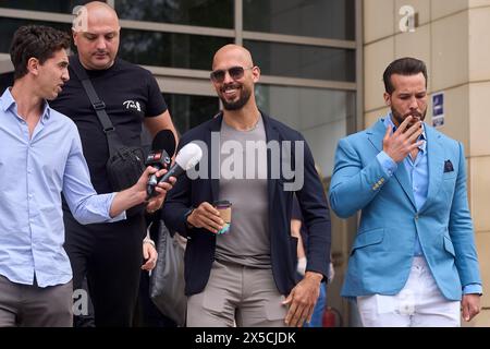 Bukarest, Rumänien. 8. Mai 2024: Andrew Tate (C) und sein Bruder Tristan Tate (R) verlassen den Hof von Bukarest. Quelle: Lucian Alecu/Alamy Live News Stockfoto