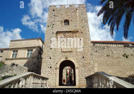 Treppen und mittelalterliches Stadttor führen in die Altstadt von Korcula, Marco Polo, Adria, Mittelmeer, Kroatien Stockfoto