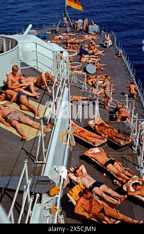 Sonnenbaden während der Mittagspause, Marines, 56. Ausbildungsreise ins Ausland, Ausbildungsschiff Deutschland, Deutsche Marine, Atlantik, Juli 1982, Vintage, Retro, alt Stockfoto