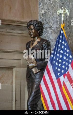 Washington, Vereinigte Staaten. Mai 2024. Die neu enthüllte Statue von Daisy Bates of Arkansas ist am Mittwoch, den 8. Mai 2024, in der Statuary Hall des US Capitol in Washington, DC zu sehen. Quelle: Rod Lamkey/CNP/dpa/Alamy Live News Stockfoto