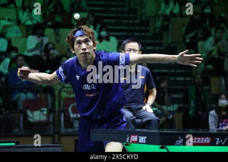 Dschidda, Saudi-Arabien. Mai 2024. Yoshimura Maharu aus Japan spielt im Achtelfinale der Männer gegen Wang Chuqin aus China beim WTT Saudi Smash 2024 in Jeddah, Saudi-Arabien, am 8. Mai 2024. Quelle: Wang Haizhou/Xinhua/Alamy Live News Stockfoto