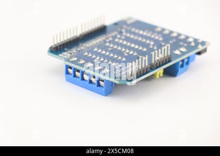 Abschirmung des Motortreibermoduls, die über die integrierten Stifte auf dem Mikrocontroller sitzt und über die Kabelschlitze verbunden ist Stockfoto