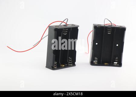 Lithium-Ionen-Batteriehalter ohne Abdeckung und kann 3 Batterien isoliert auf weißem Hintergrund aufnehmen Stockfoto