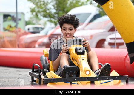 South Holland, Usa. Mai 2024. Kinder nehmen am Go-Kart-Spaß beim Cinco de Mayo in South Holland, Illinois, Teil. Cinco de Mayo in Thornton Township ist eine festliche Feier der Gemeinschaft und Kultur. Mit einer farbenfrohen Auswahl an Aktivitäten wie Mariachi-Musik, Tanz und Familienspaß war die Veranstaltung mehr als nur eine Party. Die Veranstaltung war eine Zusammenkunft der Einheit und hielt die Gemeinde auf dem Laufenden. Hunderte von Einwohnern nahmen an diesem besonderen Anlass Teil. Quelle: SOPA Images Limited/Alamy Live News Stockfoto