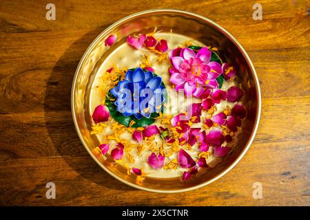 Dekorierte Blumen in Kupferplatte beim Festival zu Hause aus oberem Winkel Stockfoto