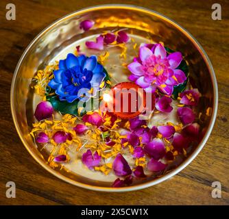 Dekorierte Blumen in Kupferplatte beim Festival zu Hause aus oberem Winkel Stockfoto