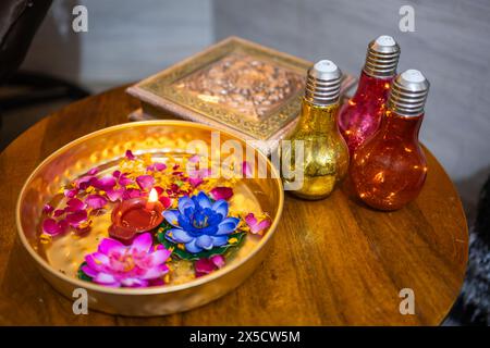 Dekorierte Blumen in Kupferplatte gehalten mit Lampendekor auf dem Festival zu Hause von oben Winkel Stockfoto