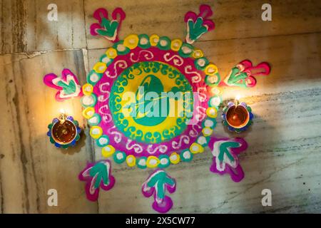 Farbenfrohes Rangoli Design ist eine Kunstform, die während der Diwali-, Onam-, Pongal- und Hindu-Festivals in Indien mit Pulverfarben hergestellt wurde. Stockfoto