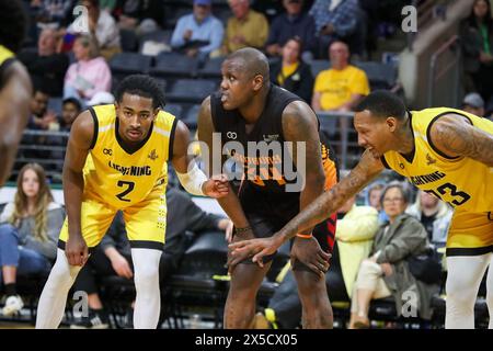 London, Kanada. Mai 2024. Die Sudbury 5 besiegen die London Lightning 128-118 im dritten Spiel der BSL-Halbfinalspiele. London führt das Beste der 5er Serie 2-1. Jachai Taylor (2) und Billy White (23) von The London Lightning Guarding Paul Harrison (34) von den Sudbury Five. Quelle: Luke Durda/Alamy Live News Stockfoto