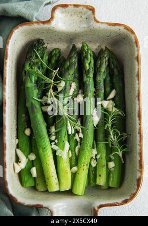 Frisch gekochte Spargel-Vorspeise in Keramik-Auflaufform Stockfoto