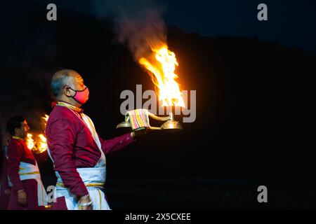 Ganga-Aarti-Zeremonie im Triveni-Ghat in Rishikesh Stockfoto