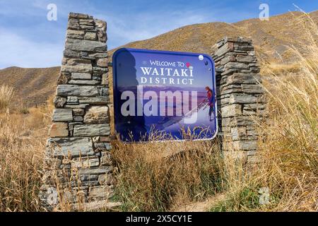 Willkommen im Waitaki District Schild am Lindis Pass Lookout, Central Otago, Otago Region, South Island, Neuseeland Stockfoto