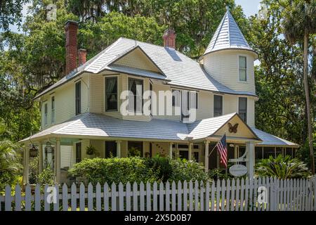 Das Simonton House, um 1910, ist ein Haus im Queen Anne Stil mit umlaufender Veranda in der Innenstadt von Micanopy, Florida. (USA) Stockfoto