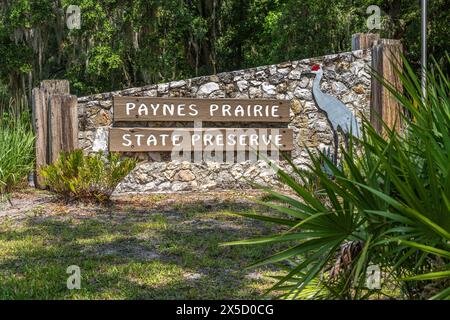 Eintrittsschild zum Paynes Prairie Preserve State Park, Heimat wilder Büffel, Pferde und Rinder sowie anderer Wildtiere in Micanopy, Florida. (USA) Stockfoto