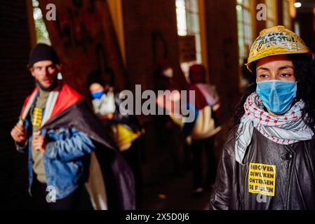 Amsterdam, Niederlande. Mai 2024. Aktivisten warten im Oudemanhuispoort-Gebäude. Die dürfen das Gebäude nicht verlassen. Pro-palästinensische Demonstranten besetzten die Universität Amsterdam am Mittwoch, den 9. Mai. Einige Demonstranten sind noch im Haus. Quelle: SOPA Images Limited/Alamy Live News Stockfoto